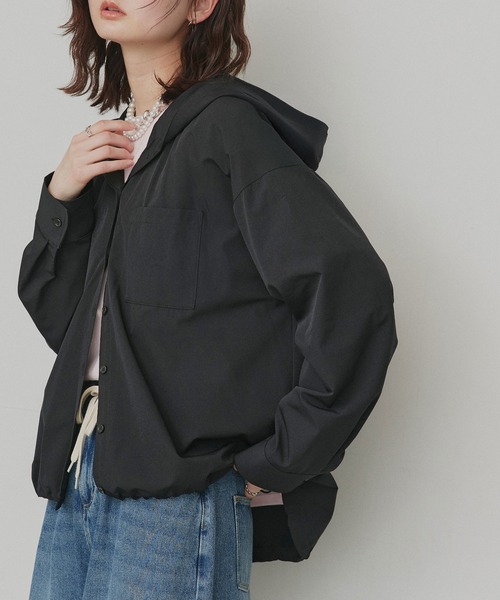 ad thie(アドティエ)の「UVカット オーバーサイズ フード付き シャツ(シャツ/ブラウス・レディース・グレイッシュベージュ/ブラック・FREE)」の1枚目の写真