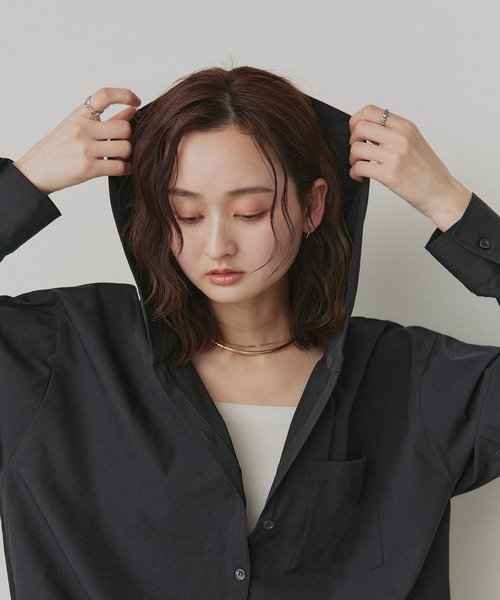 ad thie(アドティエ)の「UVカット オーバーサイズ フード付き シャツ(シャツ/ブラウス・レディース・グレイッシュベージュ/ブラック・FREE)」の11枚目の写真