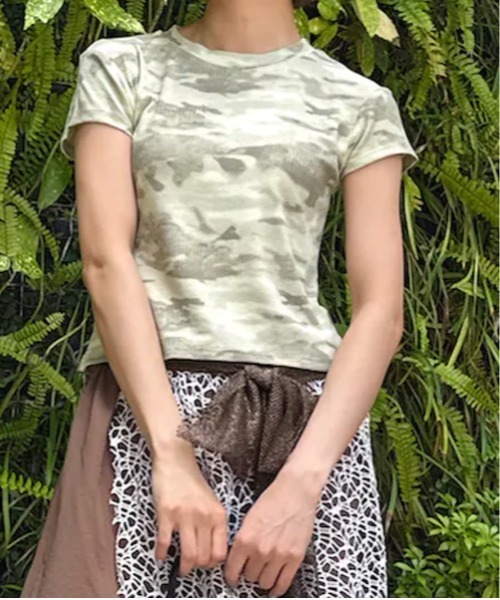 MEMECLE（メメクル）の「【 MEMECLE / メメクル 】カモフラージュ柄コンパクトTシャツ（Tシャツ/カットソー・レディース・グレー/カーキ・FREE）」の4枚目の写真