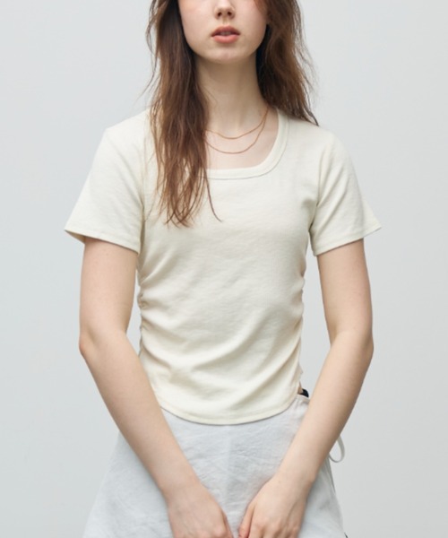 Aunue(オーヌ)の「サイドシャーリングカットソー(Tシャツ/カットソー・レディース・ホワイト/ブラウン/アイボリー・FREE)」の13枚目の写真