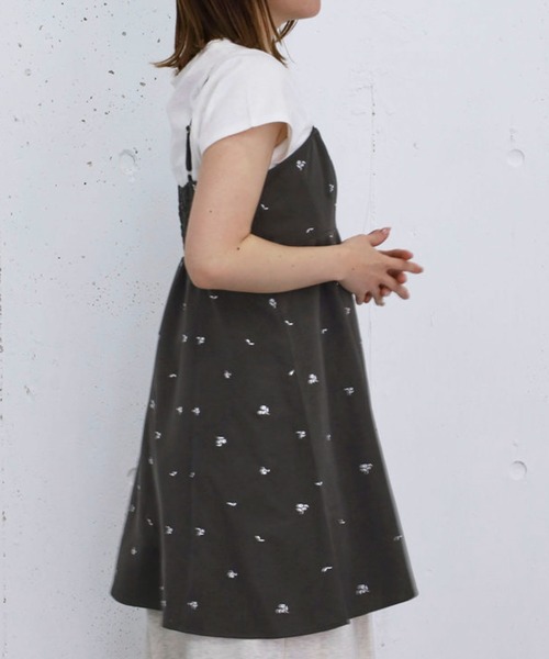 archives(アルシーヴ)の「花柄刺繍ミニキャミOP(ワンピース・レディース・アイボリー/チャコールグレー・MEDIUM)」の6枚目の写真