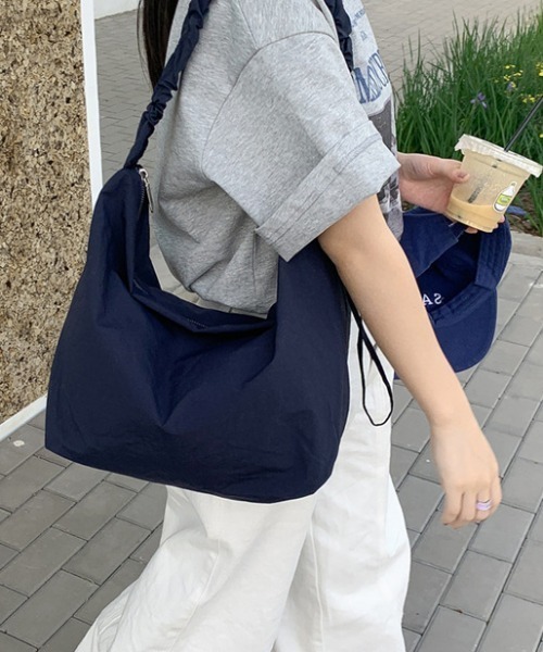 lulufa(ルルファ)の「ギャザーハンドルナイロンショルダーバッグ(ショルダーバッグ・レディース・オフホワイト/ネイビー/レッド・FREE)」の1枚目の写真
