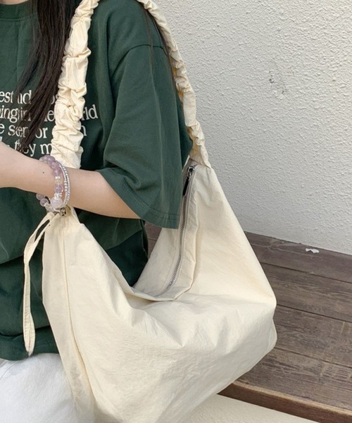 lulufa(ルルファ)の「ギャザーハンドルナイロンショルダーバッグ(ショルダーバッグ・レディース・オフホワイト/ネイビー/レッド・FREE)」の9枚目の写真