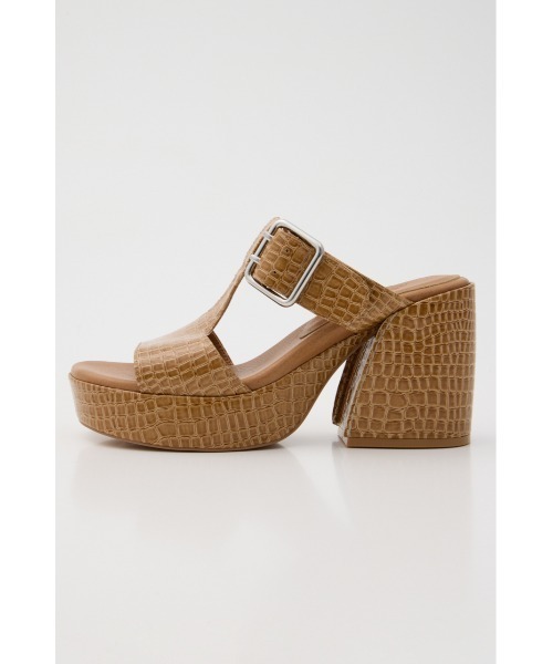 MOUSSY（マウジー）の「CROCO CHUNKY HEEL サンダル（サンダル・レディース・ベージュ/ブラック・MEDIUM/SMALL/LARGE）」の3枚目の写真