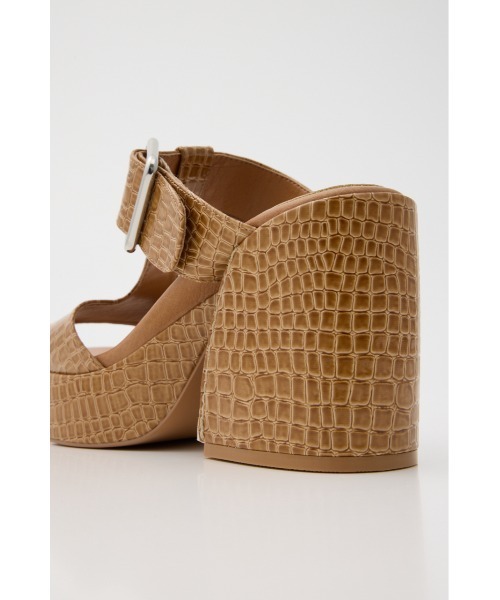 MOUSSY（マウジー）の「CROCO CHUNKY HEEL サンダル（サンダル・レディース・ベージュ/ブラック・MEDIUM/SMALL/LARGE）」の7枚目の写真