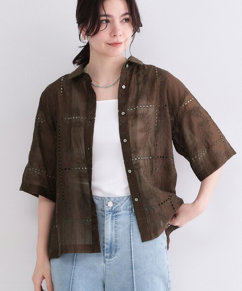 OPAQUE.CLIP(オペークドットクリップ)の「刺繍ハーフスリーブシャツ/セットアップ対応可【洗濯機OK】(シャツ/ブラウス・レディース・ホワイト/ブラウン系その他・40/38/36)」の2枚目の写真