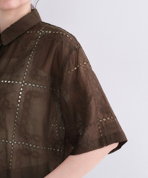 OPAQUE.CLIP(オペークドットクリップ)の「刺繍ハーフスリーブシャツ/セットアップ対応可【洗濯機OK】(シャツ/ブラウス・レディース・ホワイト/ブラウン系その他・40/38/36)」の4枚目の写真