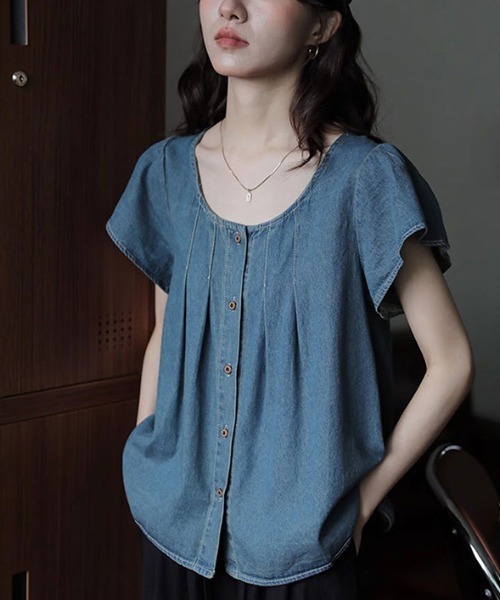 LUCPY(ラクピー)の「フロントタックデニムブラウス(シャツ/ブラウス・レディース・ブルー・X-LARGE/LARGE/MEDIUM/SMALL)」の2枚目の写真
