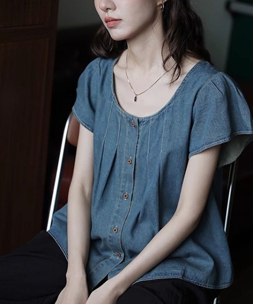 LUCPY(ラクピー)の「フロントタックデニムブラウス(シャツ/ブラウス・レディース・ブルー・X-LARGE/LARGE/MEDIUM/SMALL)」の4枚目の写真