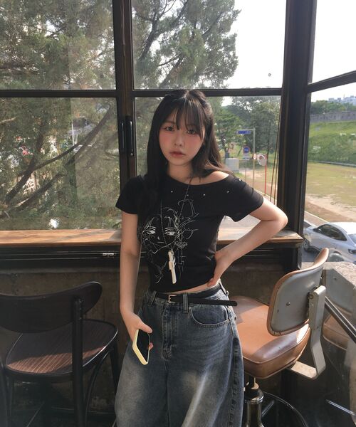 RANDOMOFF（ランダムオフ）の「[ROF x GYEOL] TRACE FACE OFF-SHOULDER TOP（Tシャツ/カットソー・レディース・ブラック・ONE SIZE）」の4枚目の写真