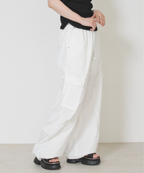 MISCH MASCH(ミッシュマッシュ)の「2026春夏新作 ドロストナイロンワイドパンツ(その他パンツ・レディース・ホワイト/ピンク・フリ-)」の16枚目の写真