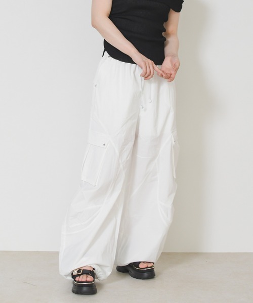 MISCH MASCH(ミッシュマッシュ)の「2026春夏新作 ドロストナイロンワイドパンツ(その他パンツ・レディース・ホワイト/ピンク・フリ-)」の18枚目の写真
