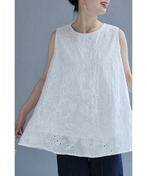 Aラインに広がる蔦花刺繍ブラウストップス