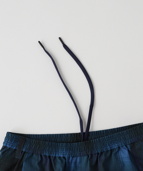 WHITE MOUNTAINEERING（ホワイトマウンテニアリング）の「White Mountaineering(ホワイトマウンテニアリング) OMBRE CHECK SKIRT PANTS（その他パンツ・メンズ・ネイビー・2/1）」の3枚目の写真