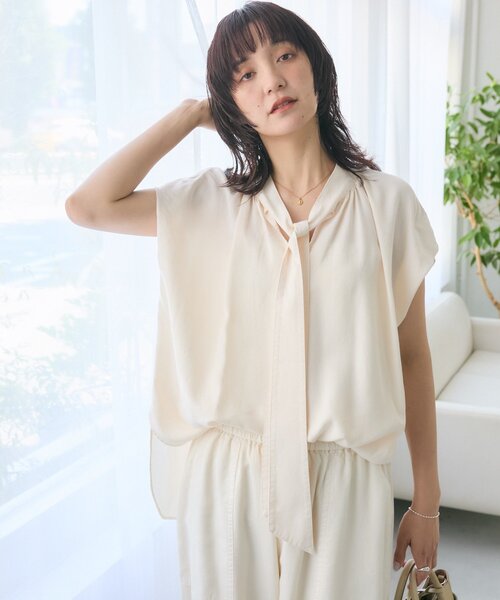 RIVE DROITE(リヴドロワ)の「【セットアップ対応可/手洗い可】ドレーピーデニムフレンチボウタイブラウス(夏服)(シャツ/ブラウス・レディース・ネイビー/サックスブルー/ホワイト系その他・FREE)」の6枚目の写真