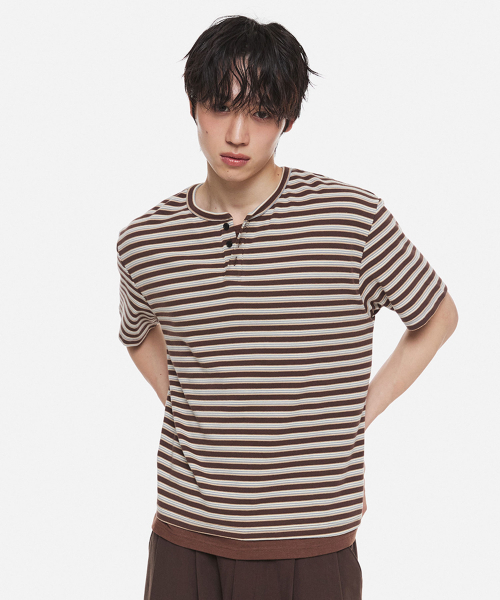 DNSR(ディーエヌエスアール)の「レイヤードストライプヘンリーネックブラウン(Tシャツ/カットソー・メンズ・その他・X-LARGE/LARGE/MEDIUM)」の2枚目の写真