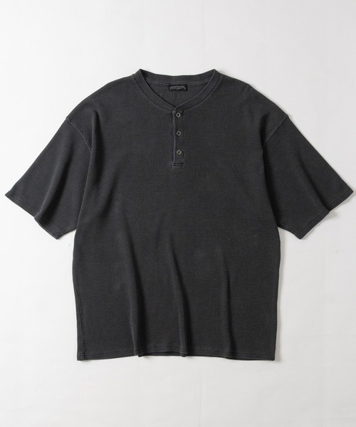 JOHN'S CLOSET(ジョンズクローゼット)の「【s】 ピグメント ワイドフィットワッフルヘンリーネックTシャツ 無地/スタッズ/クロスワッペン(Tシャツ/カットソー・メンズ・ブラック系1/ブラック系2/ブラック系3・MEDIUM/LARGE)」の2枚目の写真