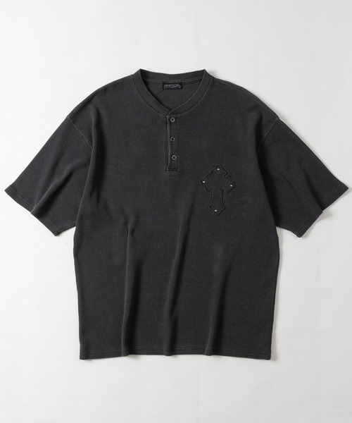 JOHN'S CLOSET(ジョンズクローゼット)の「【s】 ピグメント ワイドフィットワッフルヘンリーネックTシャツ 無地/スタッズ/クロスワッペン(Tシャツ/カットソー・メンズ・ブラック系1/ブラック系2/ブラック系3・MEDIUM/LARGE)」の1枚目の写真