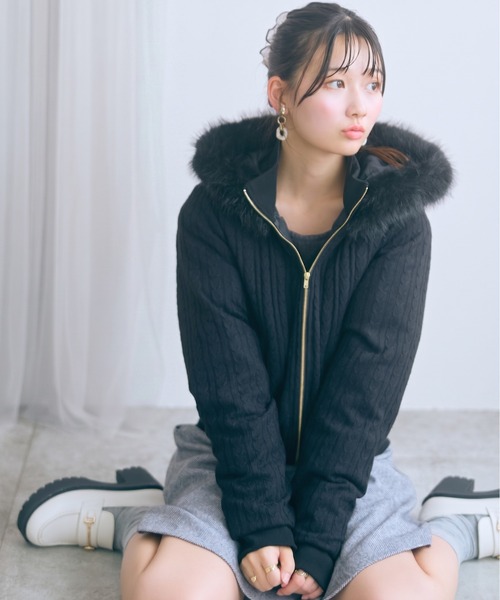 marun(マルン)の「<大きいサイズ>ショート丈ケーブルニット中綿ブルゾン marun(ブルゾン・レディース・アイボリー/ブラック・5L/4L/3L/LL/L)」の1枚目の写真