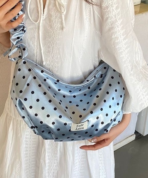 Sibra(シブラ)の「【2WAY・長さ調節可能】光沢感ドット柄ギャザーショルダーバッグ(ショルダーバッグ・レディース・アイボリー/ホワイト/ブルー・F)」の15枚目の写真