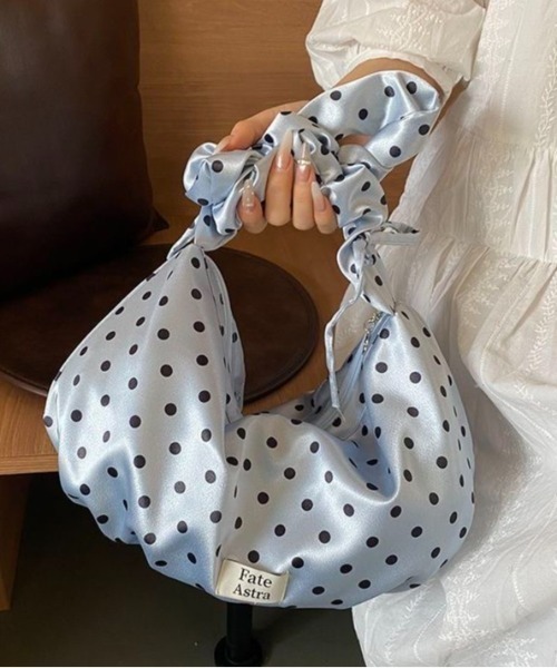 Sibra(シブラ)の「【2WAY・長さ調節可能】光沢感ドット柄ギャザーショルダーバッグ(ショルダーバッグ・レディース・アイボリー/ホワイト/ブルー・F)」の8枚目の写真