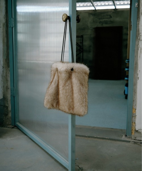 GREEN BUTTER(グリーンバター)の「OMBRE FUR LEATHER BAG(ハンドバッグ・レディース・ベージュ・FREE)」の5枚目の写真