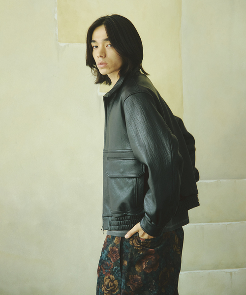 JOURNAL STANDARD(ジャーナルスタンダード)の「ニュージーランド ラム ダッド レザー スタンド ブルゾン(ライダースジャケット・メンズ・ブラック・MEDIUM/LARGE)」の6枚目の写真