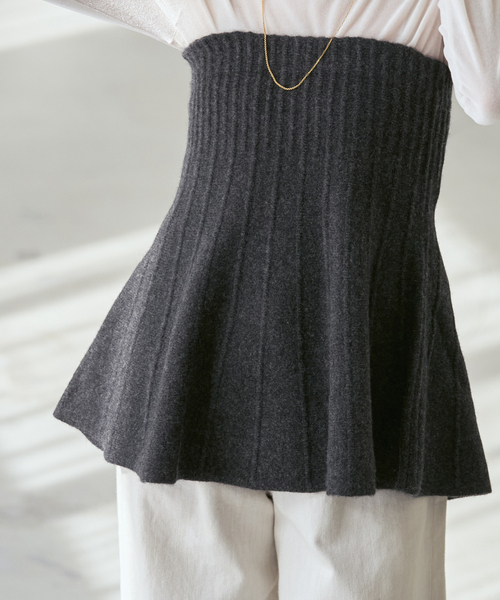 Noble(ノーブル)の「2WAY KNITビスチェ(ニット/セーター・レディース・ベージュ/グレー・FREE)」の4枚目の写真