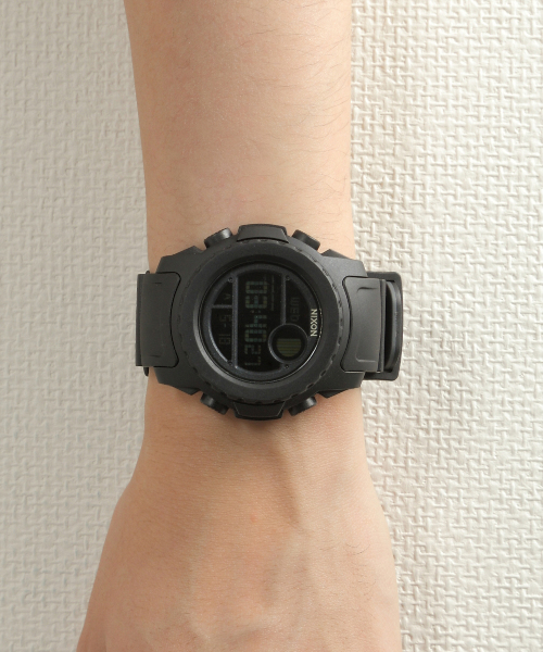 NIXON（ニクソン）の「THE SUPER UNIT（アナログ腕時計・メンズ・ホワイト/レッド/ブラック/その他/グリーン系その他/その他2・FREE）」の3枚目の写真