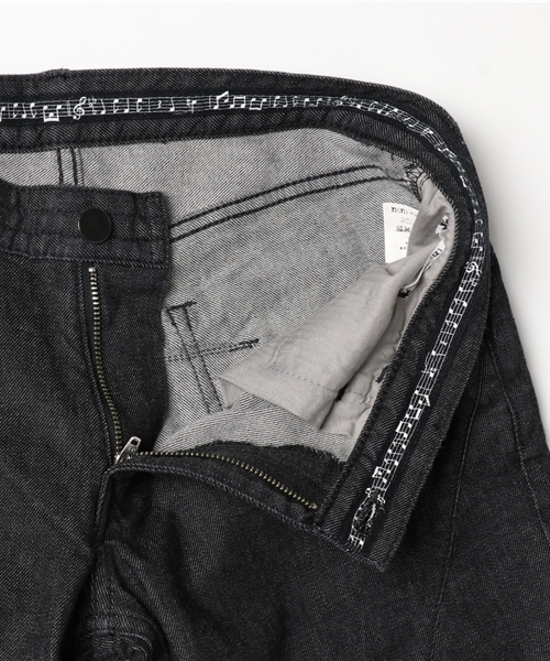 n(n) BY NUMBER (N)INE（エヌエヌバイナンバーナイン）の「直営店限定_SKINNY PANTS_STRETCH DENIM(WASHED)（デニムパンツ・メンズ・ブラック・3/2/5）」の2枚目の写真