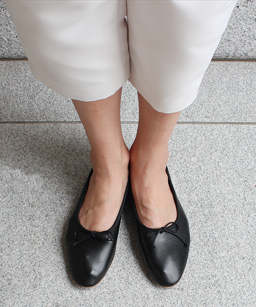 HELIOPOLE（エリオポール）の「MOHI　リボン付フラットシューズ（バレエシューズ・レディース・ベージュ/ブラック・36/37/38/39）」の4枚目の写真