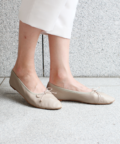 HELIOPOLE（エリオポール）の「MOHI　リボン付フラットシューズ（バレエシューズ・レディース・ベージュ/ブラック・36/37/38/39）」の5枚目の写真