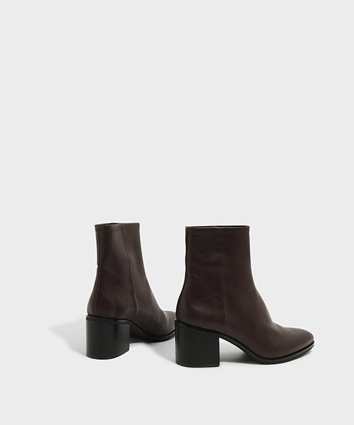 CHARLES & KEITH(チャールズ & キース)の「ベーシックアンクルブーツ / BASIC ANKLE BOOTS(ブーツ・レディース・ダークブラウン/ブラック・24.5cm/23cm/22.5cm/25cm/23.5cm)」の11枚目の写真