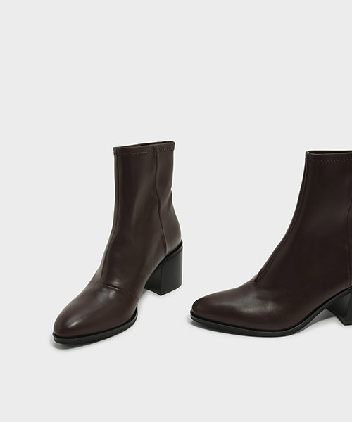 CHARLES & KEITH(チャールズ & キース)の「ベーシックアンクルブーツ / BASIC ANKLE BOOTS(ブーツ・レディース・ダークブラウン/ブラック・24.5cm/23cm/22.5cm/25cm/23.5cm)」の12枚目の写真