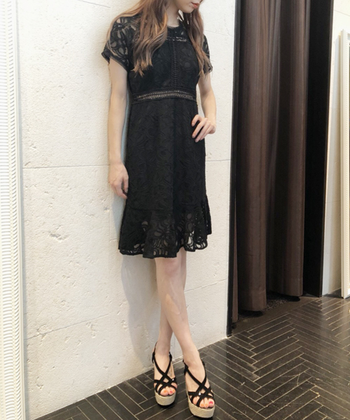 レースワンピースのコーデのコツ 重ね着は 白 黒 ネイビーが人気