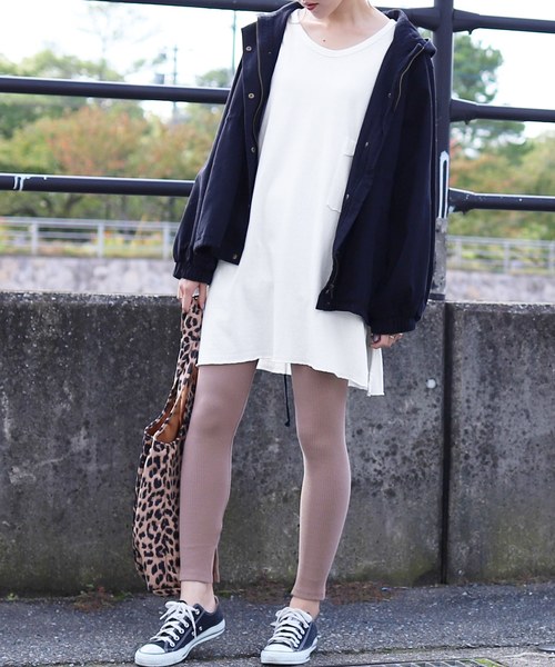 reca(レカ)の「ビッグシルエットポケットデザインスリットカットソー(Tシャツ/カットソー・レディース・オフホワイト/ブラック/オレンジ系その他・FREE)」の2枚目の写真