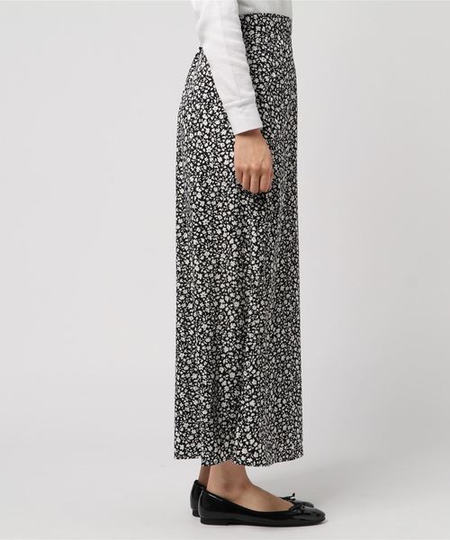 RIVE DROITE（リヴドロワ）の「モノトーンフラワーマーメイドスカート（スカート・レディース・ブラック/ネイビー・38/36）」の6枚目の写真