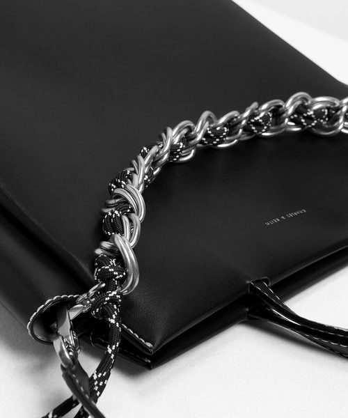 ダブルチェーンハンドルバック CHARLES & KEITH ロック&キーチェーン ハンドルバッグ【再入荷】（Noir