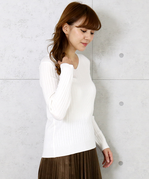 n'ee-ne（ネーネ）の「Ⅴネックケーブルプルオーバー（ニット/セーター・レディース・ブラック/グレー/オフホワイト/ブルー/ボルドー・M）」の8枚目の写真