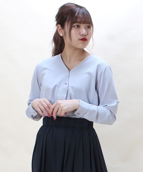 TRUDEA(トルディア)の「Vネック バーボタンブラウス(シャツ/ブラウス・レディース・ホワイト/ネイビー/ラベンダー/キャメル/ピンクベージュ・MEDIUM/LARGE/SMALL)」の4枚目の写真