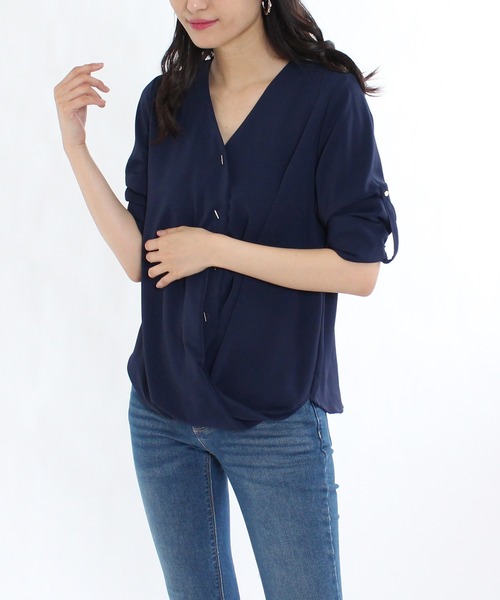 TRUDEA(トルディア)の「Vネック バーボタンブラウス(シャツ/ブラウス・レディース・ホワイト/ネイビー/ラベンダー/キャメル/ピンクベージュ・MEDIUM/LARGE/SMALL)」の3枚目の写真