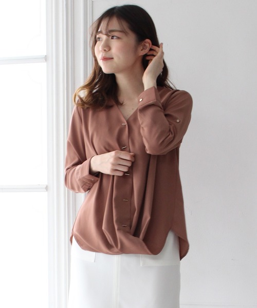 TRUDEA(トルディア)の「Vネック バーボタンブラウス(シャツ/ブラウス・レディース・ホワイト/ネイビー/ラベンダー/キャメル/ピンクベージュ・MEDIUM/LARGE/SMALL)」の2枚目の写真