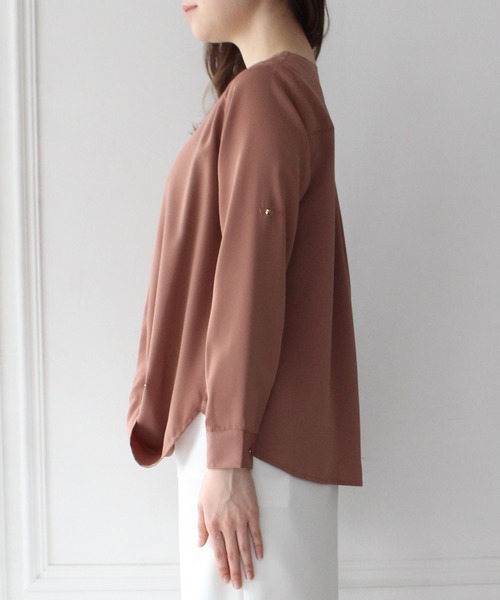 TRUDEA(トルディア)の「Vネック バーボタンブラウス(シャツ/ブラウス・レディース・ホワイト/ネイビー/ラベンダー/キャメル/ピンクベージュ・MEDIUM/LARGE/SMALL)」の14枚目の写真