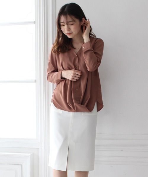 TRUDEA(トルディア)の「Vネック バーボタンブラウス(シャツ/ブラウス・レディース・ホワイト/ネイビー/ラベンダー/キャメル/ピンクベージュ・MEDIUM/LARGE/SMALL)」の12枚目の写真