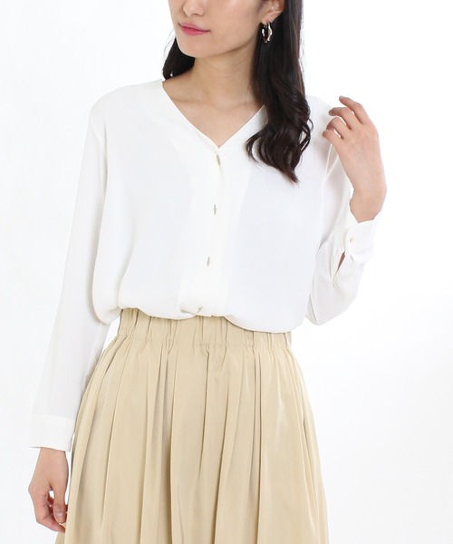 TRUDEA(トルディア)の「Vネック バーボタンブラウス(シャツ/ブラウス・レディース・ホワイト/ネイビー/ラベンダー/キャメル/ピンクベージュ・MEDIUM/LARGE/SMALL)」の22枚目の写真
