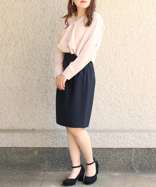 TRUDEA(トルディア)の「Vネック バーボタンブラウス(シャツ/ブラウス・レディース・ホワイト/ネイビー/ラベンダー/キャメル/ピンクベージュ・MEDIUM/LARGE/SMALL)」の20枚目の写真