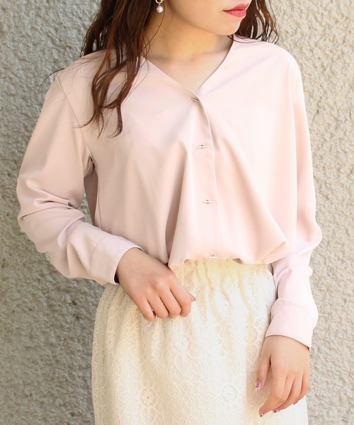 TRUDEA(トルディア)の「Vネック バーボタンブラウス(シャツ/ブラウス・レディース・ホワイト/ネイビー/ラベンダー/キャメル/ピンクベージュ・MEDIUM/LARGE/SMALL)」の17枚目の写真