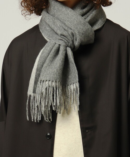 tk.TAKEO KIKUCHI（ティーケータケオキクチ）の「【WEB限定】カシミヤ混マフラー（ストール/ショール・メンズ・オフホワイト/ライトベージュ/ブラック/グレー・00）」の4枚目の写真