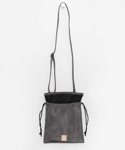 ITEMS URBANRESEARCH（アイテムズ アーバンリサーチ）の「メッシュ ドロストショルダーバッグ（ショルダーバッグ・メンズ・カーキ/ブラック/チャコールグレー・-）」の11枚目の写真