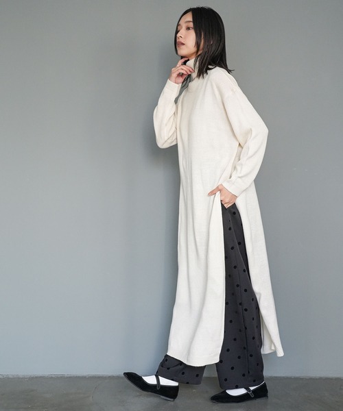mili an deni(ミリアンデニ)の「タートルネックサイドスリットニットロングワンピース(ワンピース・レディース・ブラック/ベージュ/アイボリー/ライトグレー/チャコールグレー/ブルー/グリーン/パープル/ネイビー・M/L)」の17枚目の写真